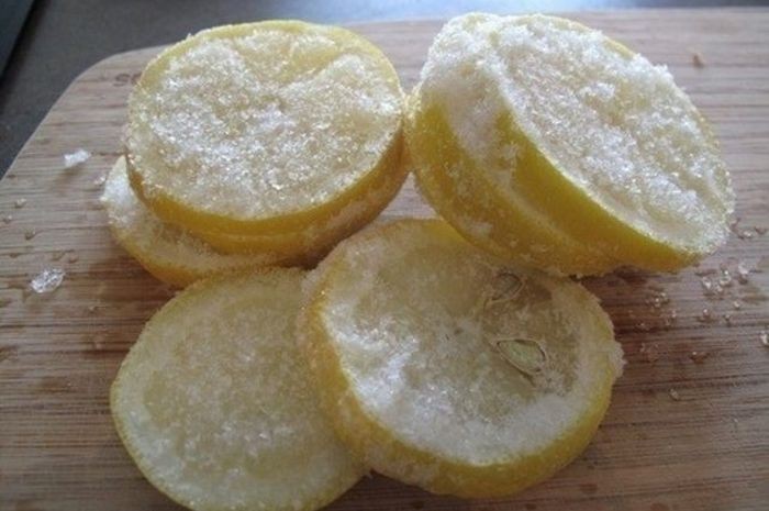 Taruh Irisan Lemon ke Dalam Freezer Hingga Beku