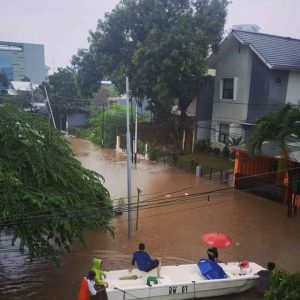 Rumah ini Bikin Netizen Heboh, Tak Kena Banjir Meski Genangan Air Tinggi